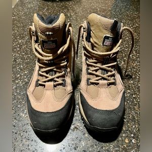 Women’s steel toed work shoe by sketcher in very good condition